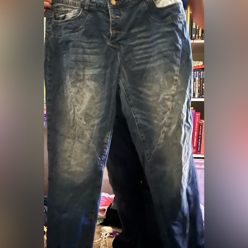 Jeans with four buttons
